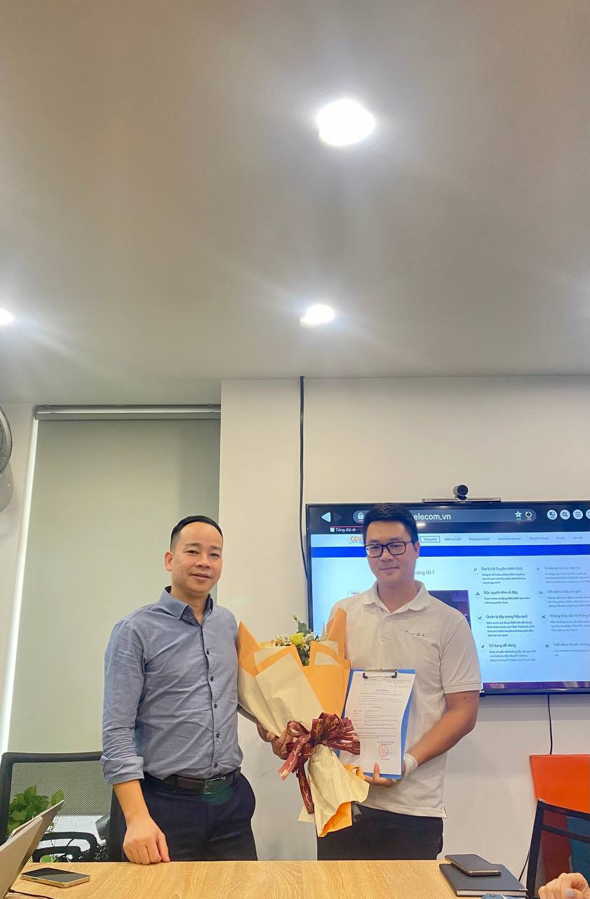 Anh Lê Văn Hiếu – Tổng giám đốc CGV Telecom kiêm Phó Tổng giám đốc MP Group trao quyết định phân nhiệm vị trí Phó tổng giám đốc cho anh Phạm Tuấn Anh (bên phải)