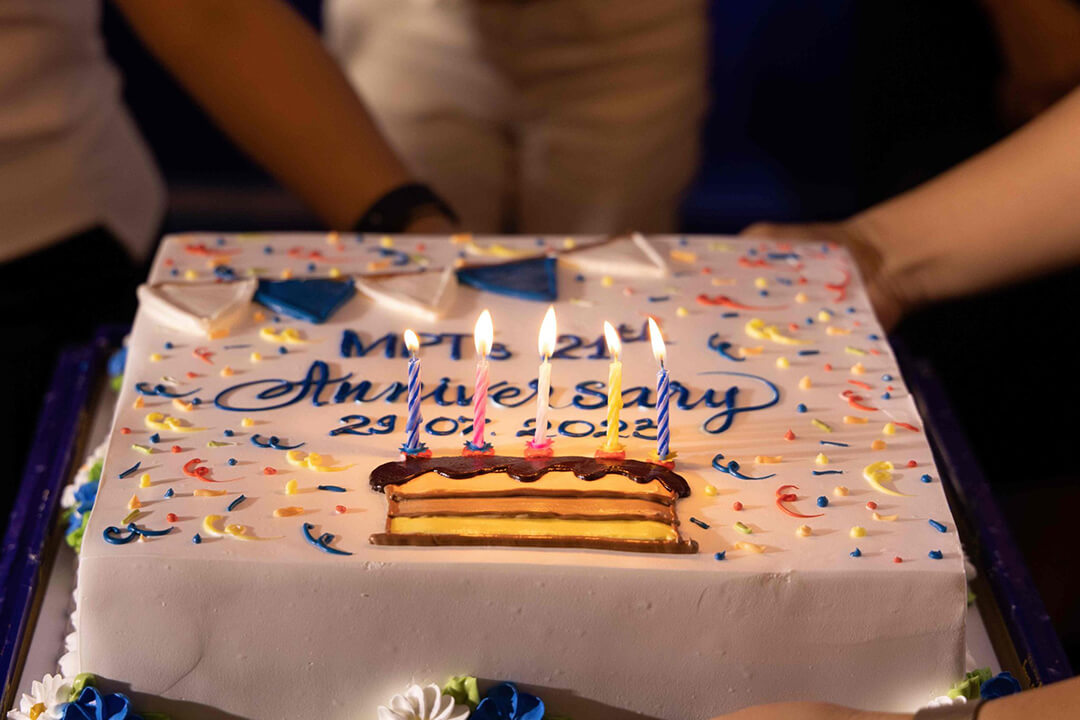 Ban lãnh đạo của 6 công ty cùng cắt bánh sinh nhật và mở rượu mừng